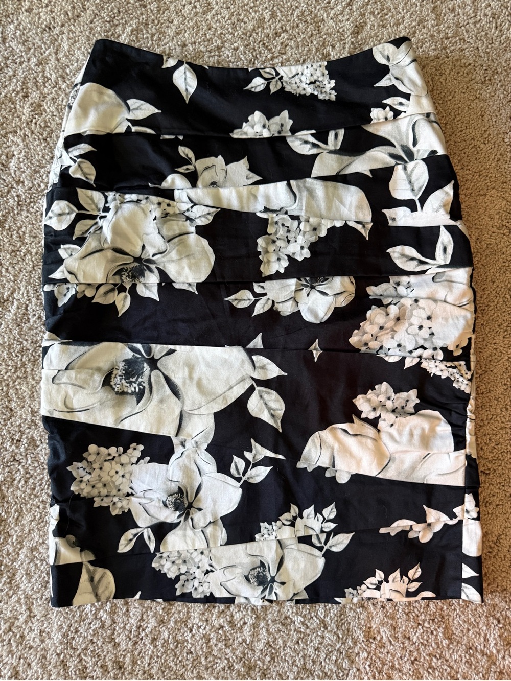 White House Black Market Black and White Floral Pencil Skirt